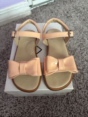 Panache Kids Girls Peach patent Bow Sandals EU size 27 US size 10-10.5